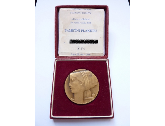 Tschechoslowakei - 50. Jahrestag der Gründung der Tschechoslowakei, eine Medaille mit der Widmung der Nationalen Front