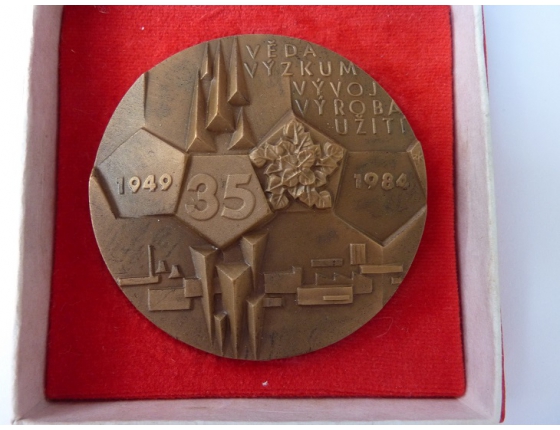 Tschechoslowakei - 35. Jahrestag des Forschungsinstitut für Material, Medaille mit Widmung 1984