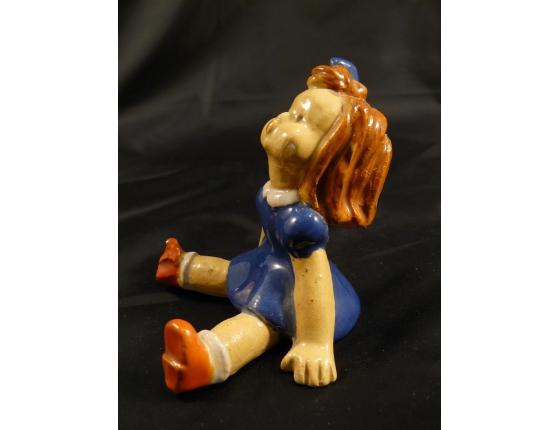 Stará keramická soška sedící panenky